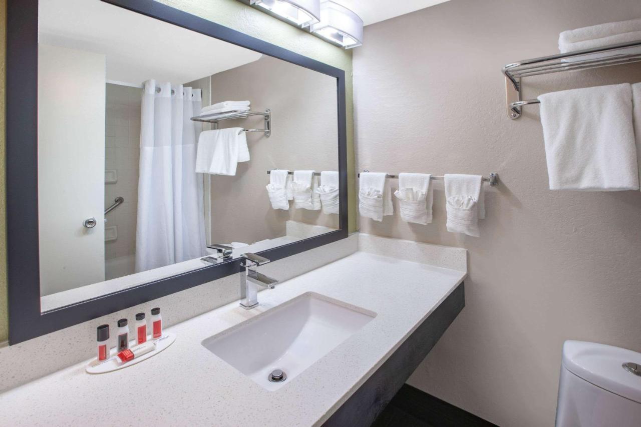 Baymont By Wyndham Grand Rapids Near Downtown Hotel ไวโอมิง ภายนอก รูปภาพ